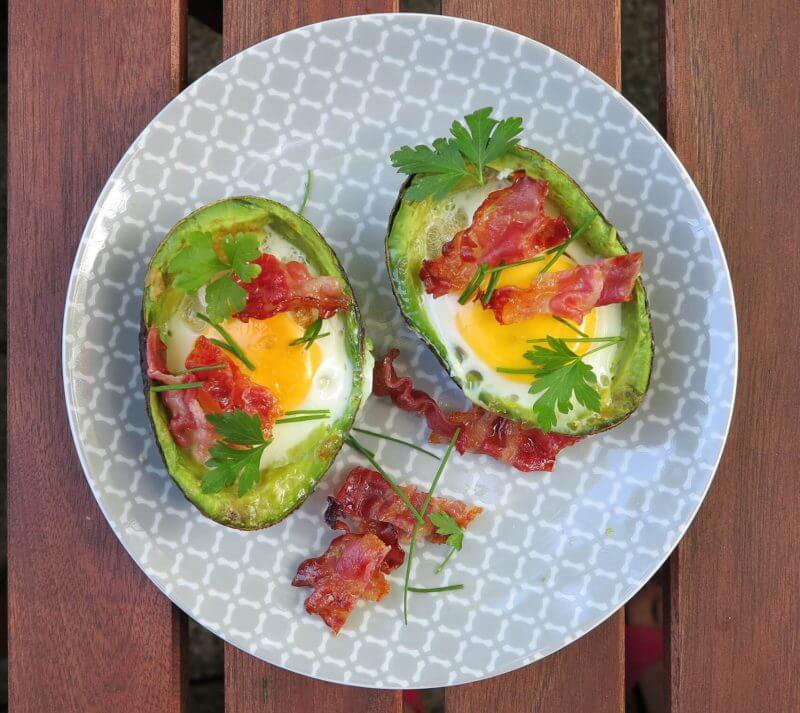 Gefüllte Avocado mit Ei und Speck - Low Carb Frühstück | Twinfit