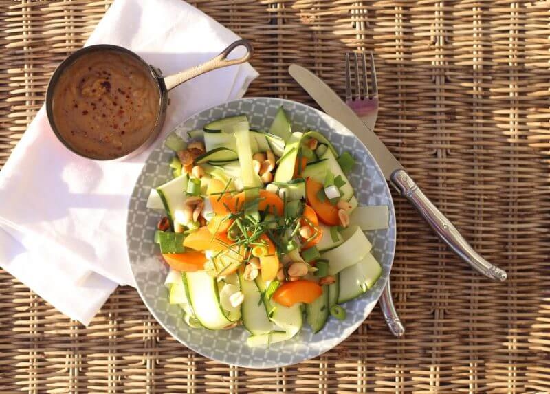 Zucchini Salat roh mit Erdnussdressing - Low Carb Rezept
