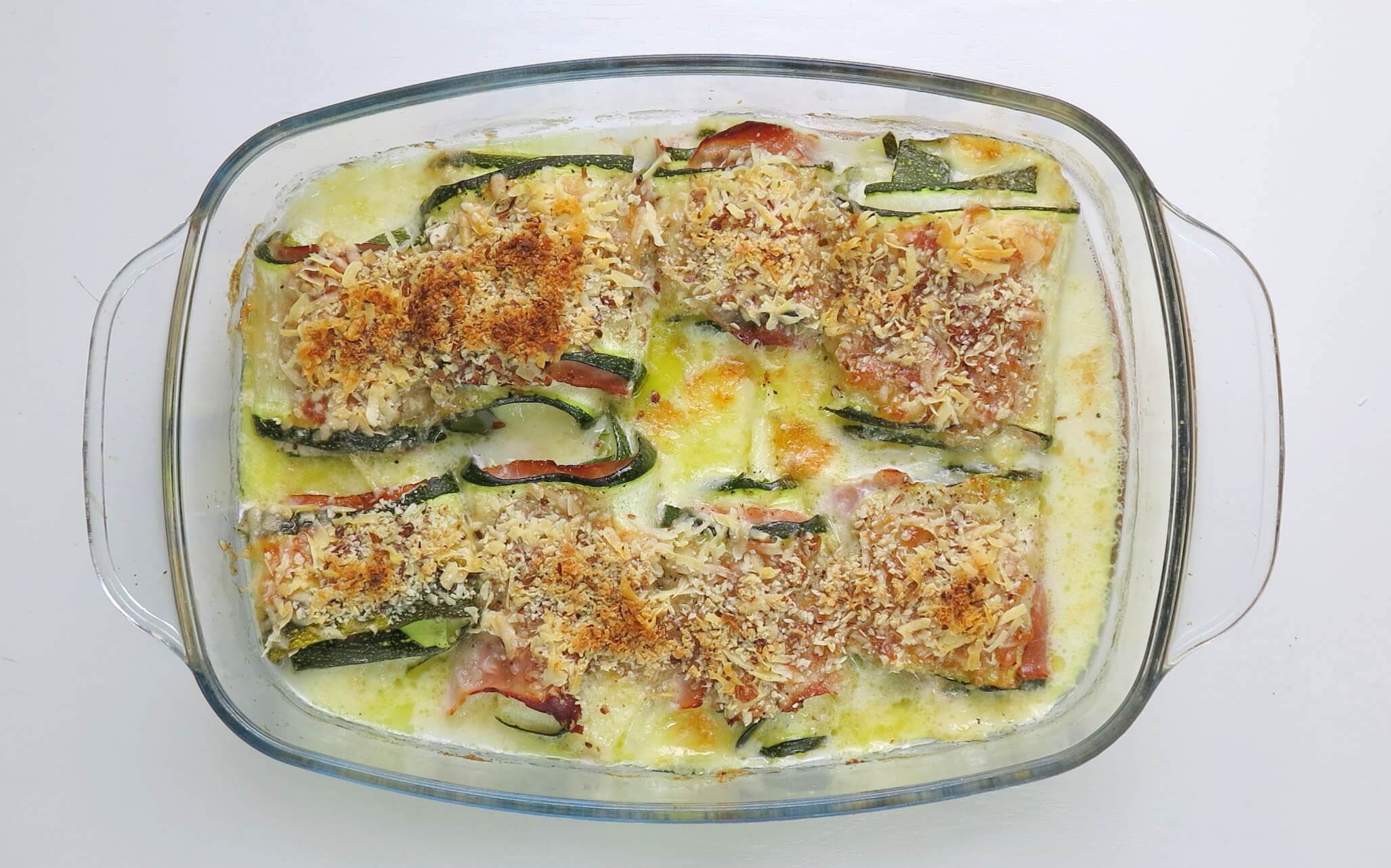 Zucchini Röllchen gefüllt mit Mozzarella und Schinken
