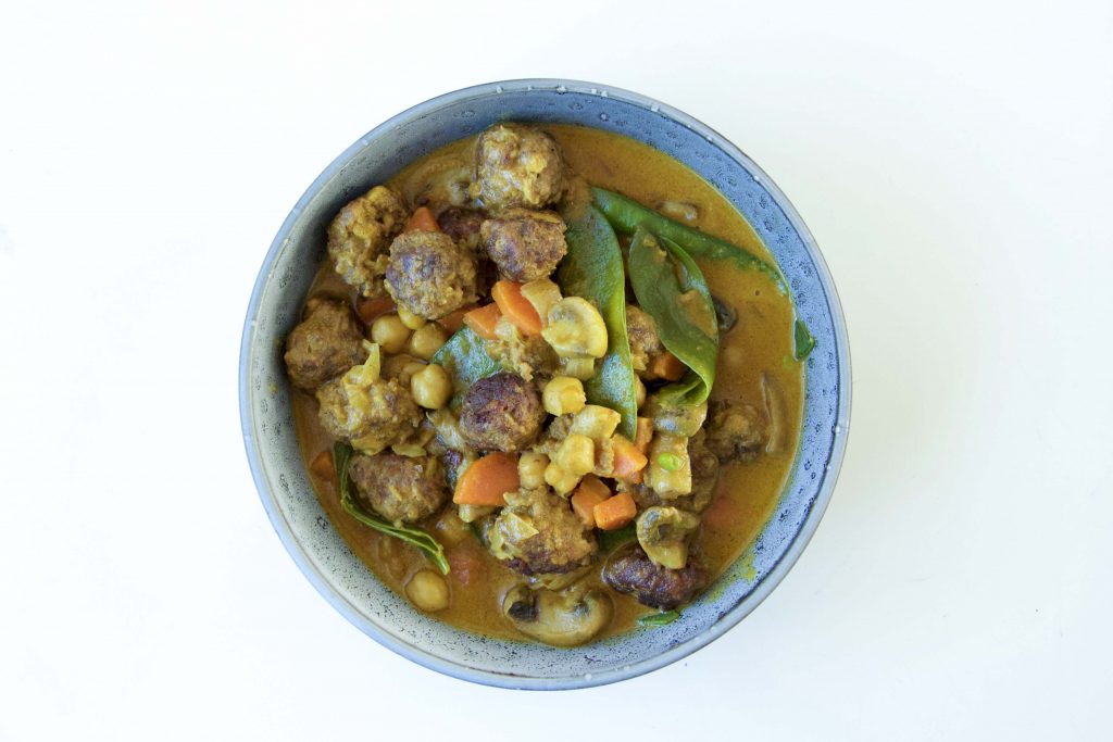Low Carb Hackbällchen Curry mit frischem Gemüse und Kichererbsen
