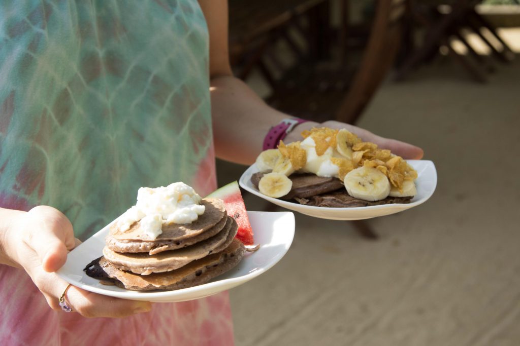 Pancakes mit Früchten - Frühstück im Hotel Bay Vista - Arugam Bay