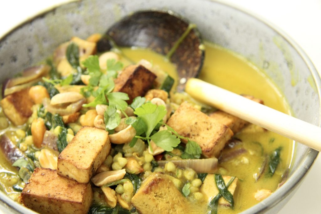 Veganes Curry mit gebratenem Tofu