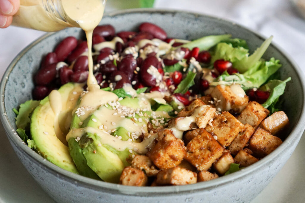 Koriander Salat mit krossem Tofu & cremigem Tahin Dressing