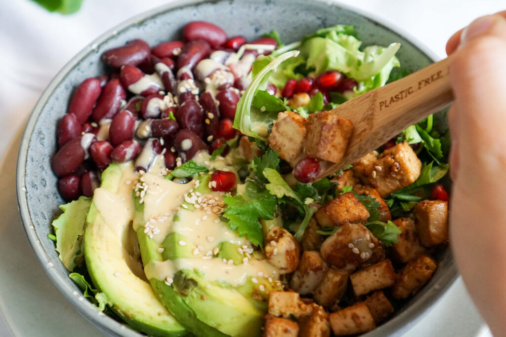 Koriander Salat mit krossem Tofu & cremigem Tahin Dressing 