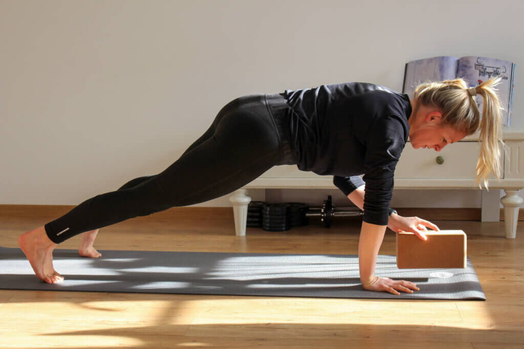High Plank: Übung mit Yogablock