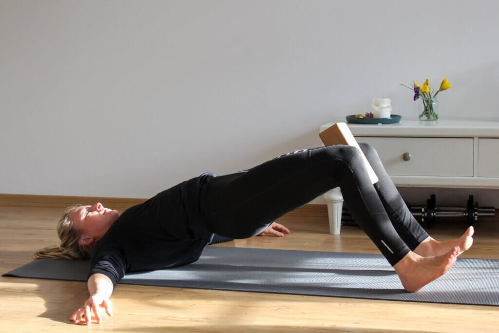 Hip Raises: Übung mit dem Yogablock