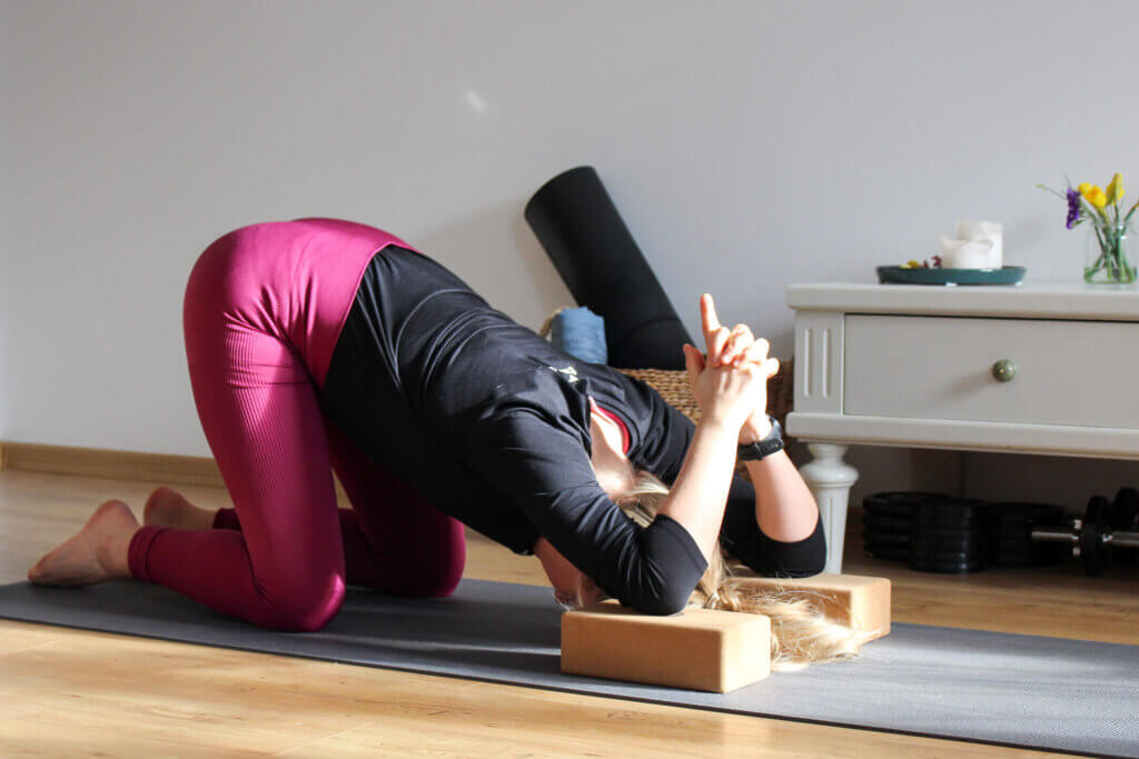 Puppy Pose: Dehnübung mit dem Yogablock für die Brustöffnung.