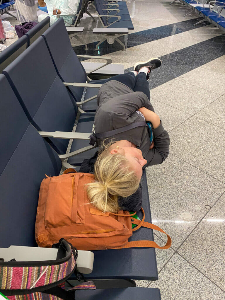 Flughafen Dubai - kleine Menschen schaffen es überall zu schlafen
